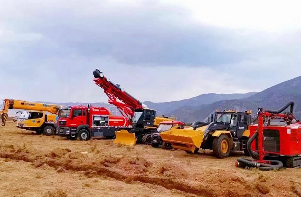 徐工參與空地聯(lián)合營救滅火、“孤島”救援、堰塞湖險情處置等實戰(zhàn)演練。