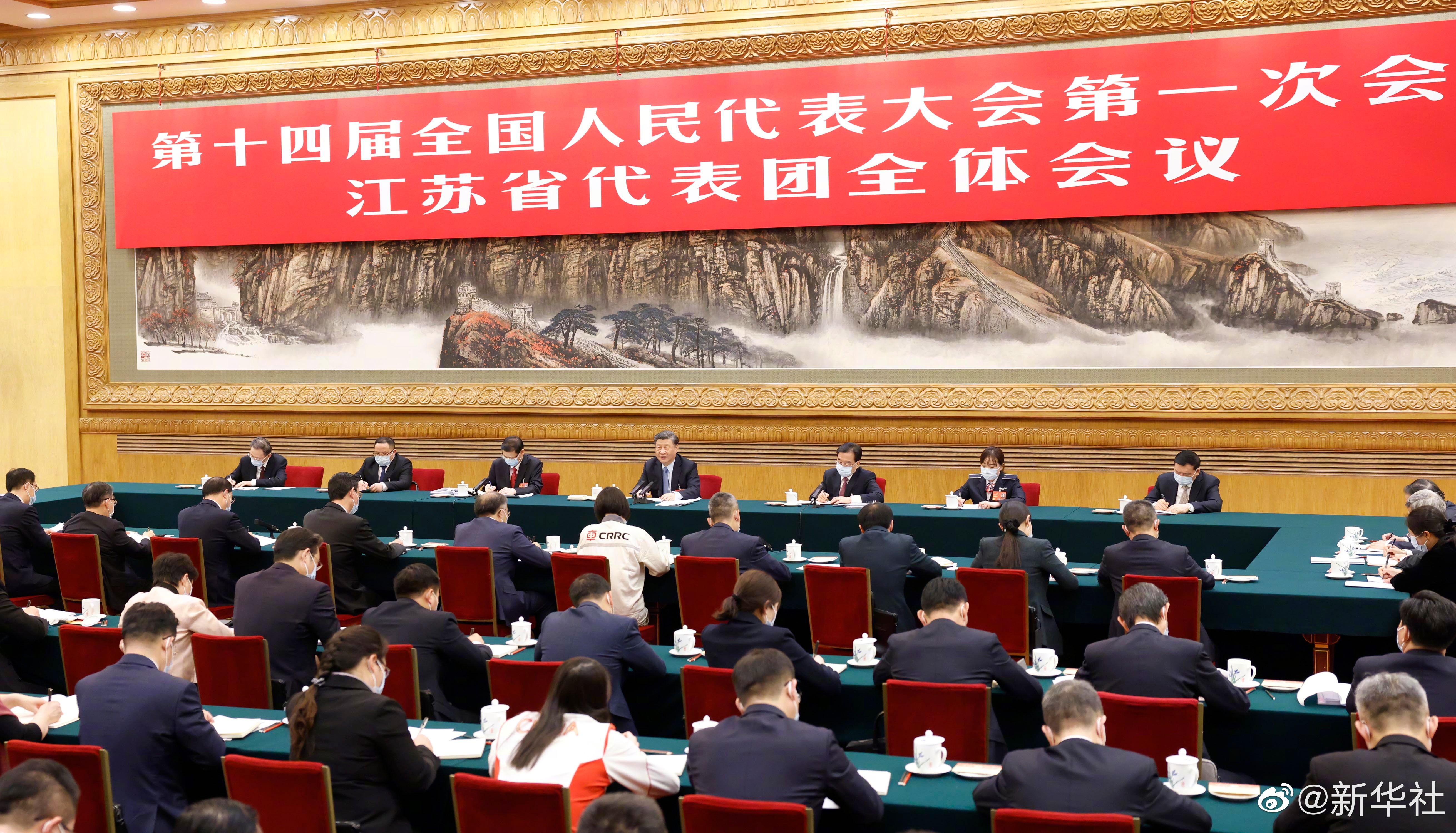 習(xí)近平總書記參加江蘇代表團(tuán)審議，現(xiàn)場聽取徐工集團(tuán)匯報(bào)發(fā)言，對徐工五年發(fā)展給予充分肯定和殷切期望