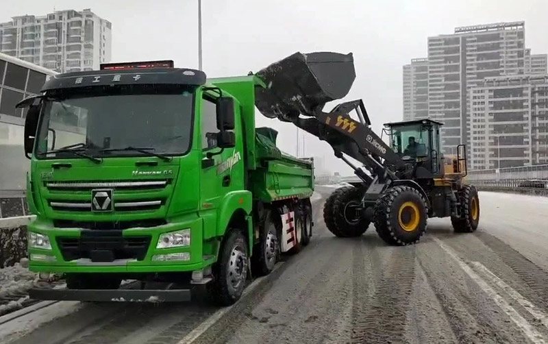 除雪保暢通，徐工汽車在行動