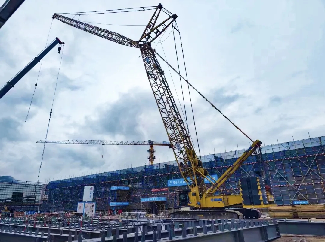 “鋼”鐵的意志！徐工XGC320履帶起重機參建大跨度鋼結構工業(yè)廠房
