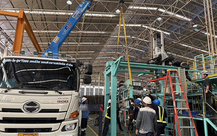 隨車吊界 “卷王” 現身東南亞廠房，一機頂十臺