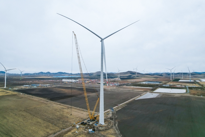 高空之巔，再鑄榮光！XLC18000M助力大型風(fēng)電場(chǎng)首臺(tái)185米風(fēng)機(jī)成功吊裝