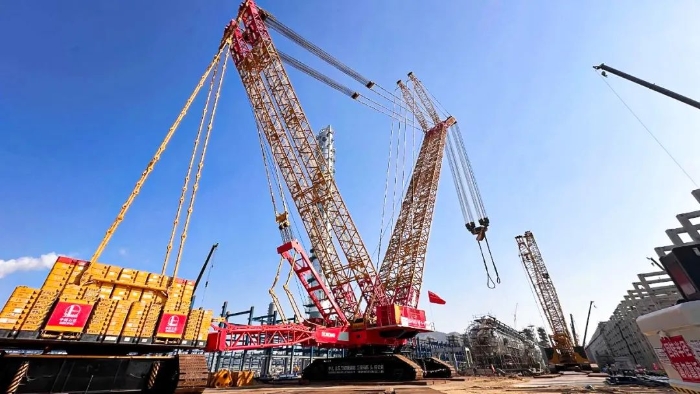 全球首臺(tái)問(wèn)世的4000噸履帶式起重機(jī)，再創(chuàng)國(guó)內(nèi)吊裝新紀(jì)錄！