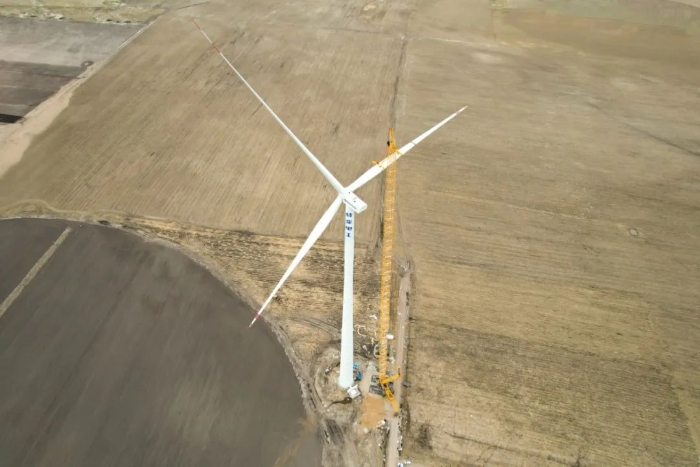 高空之巔，再鑄榮光！XLC18000M助力大型風(fēng)電場(chǎng)首臺(tái)185米風(fēng)機(jī)成功吊裝