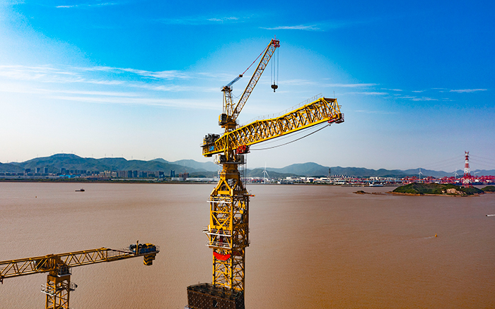 雙塔筑脊梁！徐工超大塔助建世界級大橋