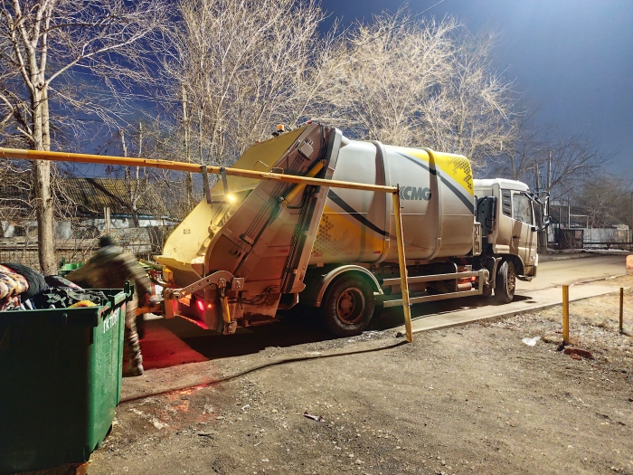 徐工后裝壓縮式垃圾車助力阿斯塔納：高效環(huán)保，助力城市清潔